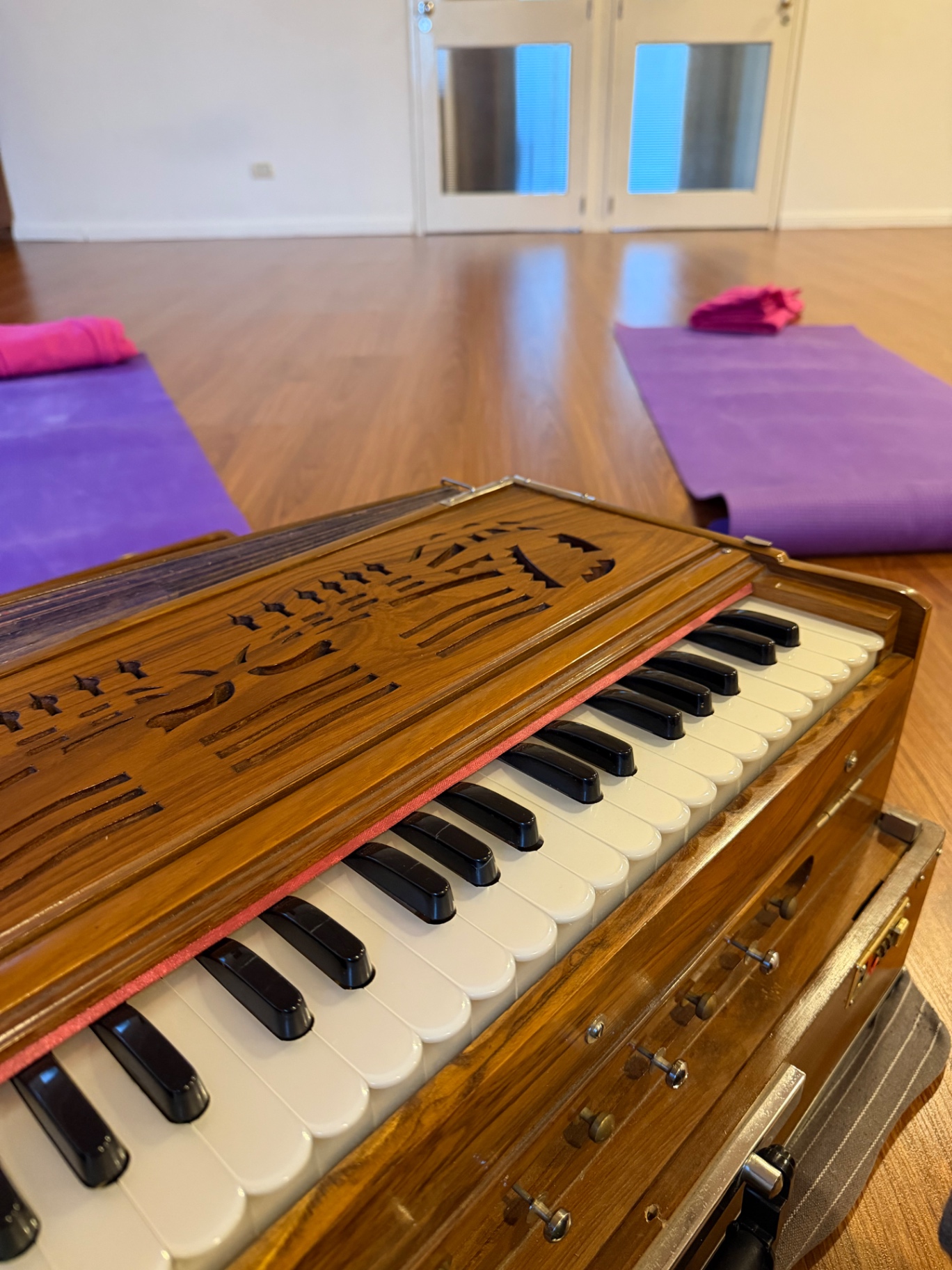 Armonio en la sala, antes de una práctica de canto y meditación
